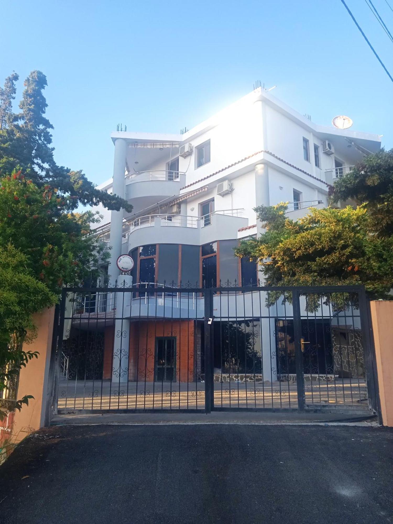 Hotel Moris Kryemedhej Ngoại thất bức ảnh